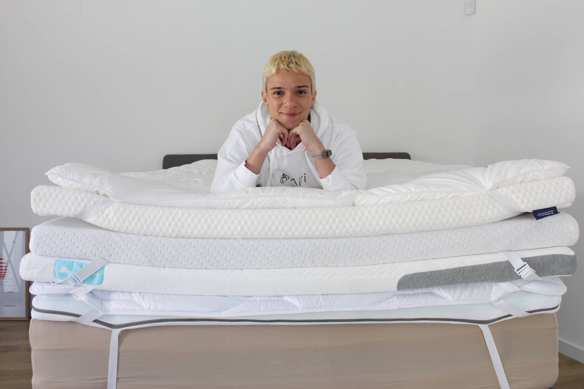 Imagem da Constanza, nossa testadora oficial, deitada em uma pilha de pillow tops