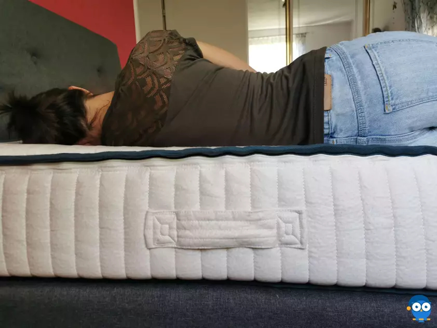 avalaidora deita de lado no kipli