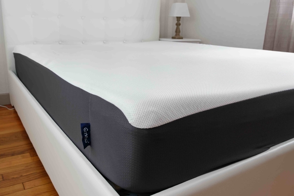 Protetor de colchão colocado sobre um colchão