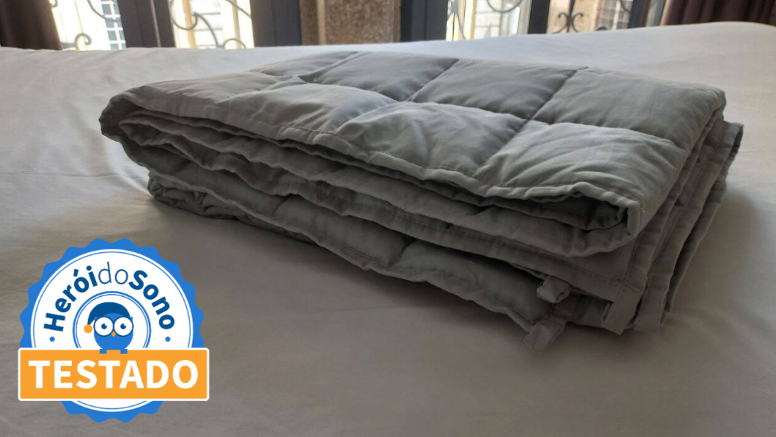 Cobertor pesado marca Emma colocado sobre a cama