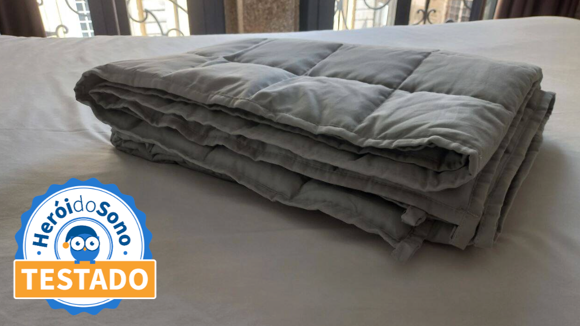 Cobertor pesado marca Emma colocado sobre a cama