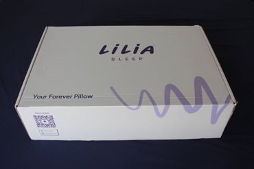 Caixa branca com logótipo Lilia Sleep e uma onda roxa
