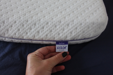 Mão a segurar em etiqueta com um logótipo Lilia Sleep