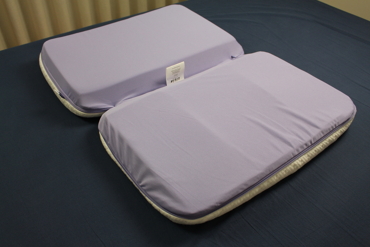 Almofada em espuma branca aberta com interior roxo