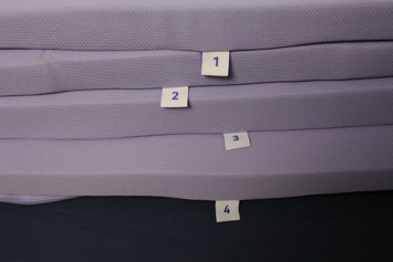 Almofada composta por quatro camadas diferentes, cada uma identificada por um papel com um número.