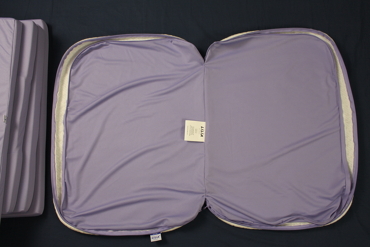 Almofada aberta com interior roxo