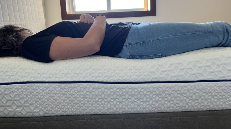 barriga para cima no colchao mattreness M3