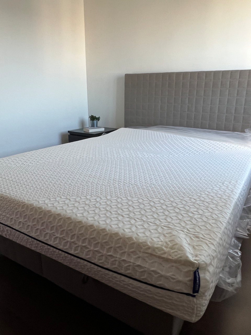 colchao desenrolado na cama